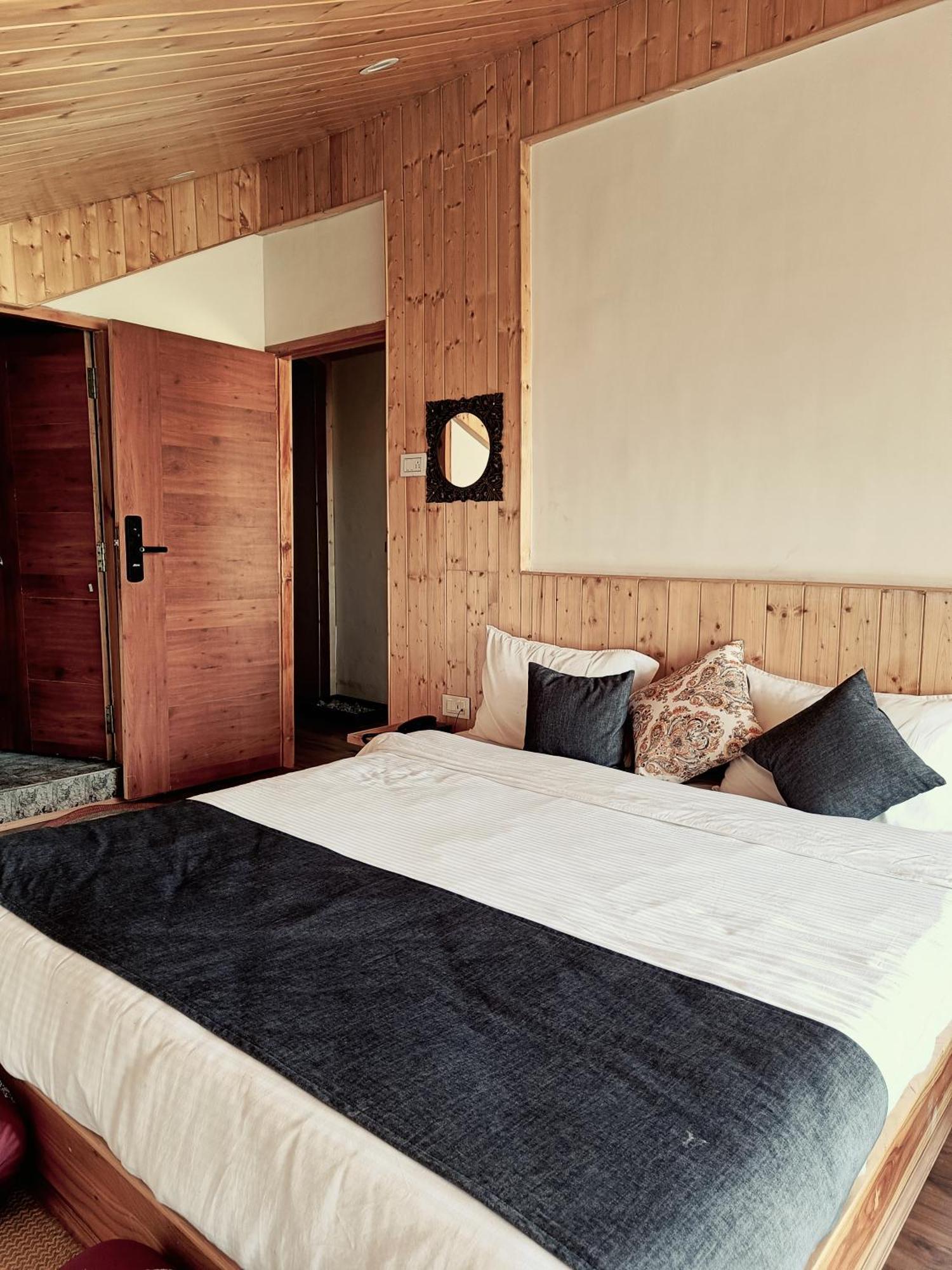 Trimounts-A Boutique Hotel & Wellnes Center In Tirthan Valley Banjār Kültér fotó