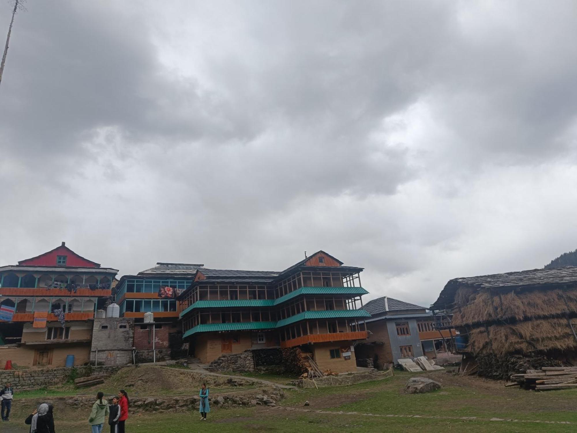 Trimounts-A Boutique Hotel & Wellnes Center In Tirthan Valley Banjār Kültér fotó
